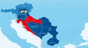 Auf einer Karte sind mehrere Länder in Südosteuropa hervorgehoben, darunter Slowenien, Kroatien, Bosnien und Herzegowina, Serbien, Montenegro und Mazedonien. Einige Länder sind rot und andere blau markiert. Linien, die die verschiedenen Orte miteinander verbinden, zeigen Routen oder Verbindungen an.