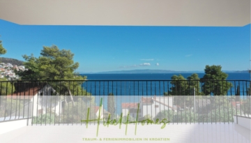 Blick von einem Balkon auf das Meer, mit klarem blauen Himmel und üppigem Grün. Das Bild enthält den Text „Hikeoff Homes“ auf einer halbtransparenten Überlagerung am unteren Rand. - Luxus Meerblick 77m² Ensemble mit 2 Schlafzimmern, Terrasse und Südausrichtung - Einziehen 2025!