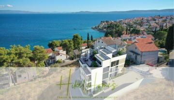 Ein modernes weißes Haus mit Dachterrasse bietet Ausblick auf die malerische kroatische Küste. Um das Haus herum befinden sich Häuser mit roten Dächern, eingebettet in üppiges Grün, und bis zum Horizont erstreckt sich das klare blaue Meer. Die Textüberlagerung lautet „Hikel Homes“ und „Traum- & Ferienimmobilien in Kroatien“. - Luxus Meerblick 77m² Ensemble mit 2 Schlafzimmern, Terrasse und Südausrichtung - Einziehen 2025!