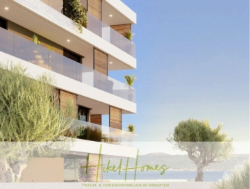 Modernes Apartmentgebäude mit bepflanzten Glasbalkonen vor der Küste und einem klaren blauen Himmel. Im Vordergrund sind grüne Bäume zu sehen. Der Text unten lautet: „Hikel Homes – Traum- & Ferienimmobilien in Kroatien.“. - 1. Reihe hochwertige Neubau-Meerblick Wohnung mit 2 SZ, Terrasse und Gemeinschaftspool (S1B)