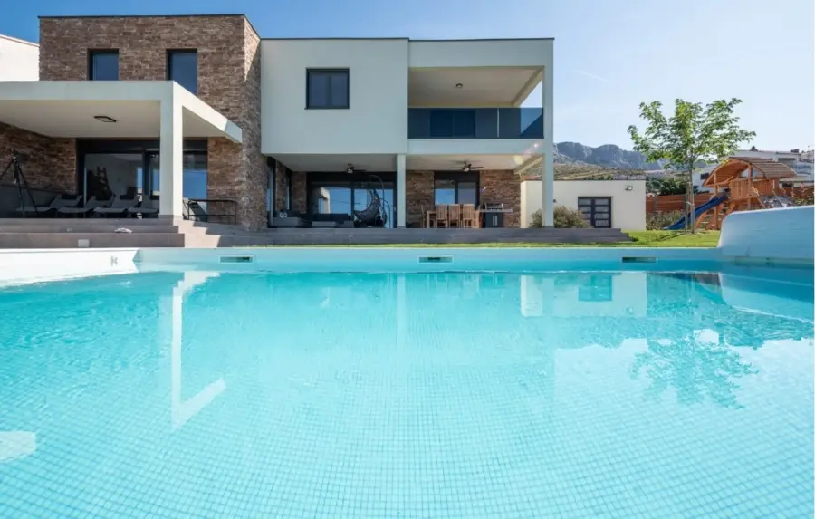 Villa am Stadtrand von Split großzügige Aufteilung, hohe Räume und beheiztem Pool - www.hikelhomes.de