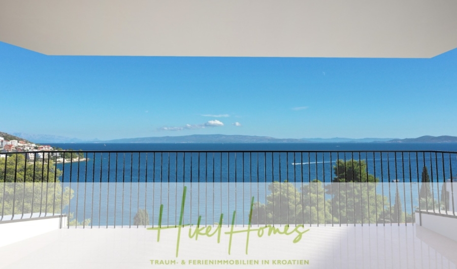 Ein Balkon mit schwarzem Geländer bietet Ausblick auf ein ruhiges blaues Meer und ein fernes Land. Der klare Himmel ist mit ein paar vereinzelten Wolken bedeckt. Das Bild zeigt den Text „Hikel Homes“ und darunter „Traum- & Ferienimmobilien in Kroatien“. - Luxus Meerblick 77m² Ensemble mit 2 Schlafzimmern, Terrasse und Südausrichtung (1. OG)