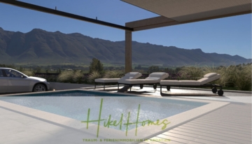 Eine luxuriöse Terrasse mit Swimmingpool und Blick auf eine Bergkette. Zwei Liegestühle bieten Aussicht auf die Landschaft. In der Nähe parkt ein Auto. Unten ist das Logo „Hikel Homes“ mit dem Text „Traum & Ferienimmobilien Kroatien“ zu sehen. - Neubau Meerblick 270m vom Meer entfernt - 3 SZ mit Bädern, Pool, Fertigstellung 2025