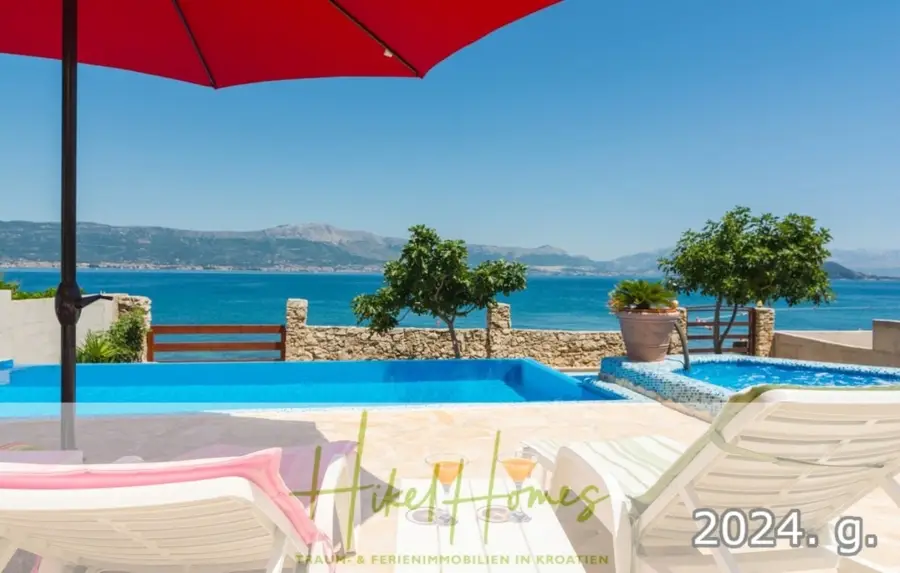 Bild... - 1. Reihe dirkt Meer mit 5 SZ, Pool, Jacuzzi, ... auf der Insel Ciovo (bei Trogir mit 2 Brücken)