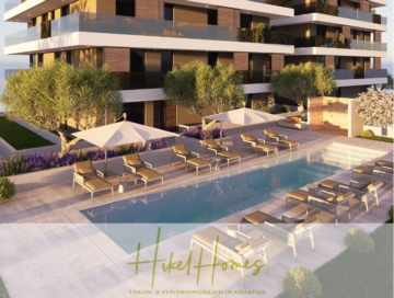 Moderner Luxus-Apartmentkomplex mit einem Pool, der von Sonnenliegen und Sonnenschirmen umgeben ist. Das Gebäude verfügt über Glasbalkone. Üppiges Grün und Bäume spenden Schatten, und unten im Text wird für Immobilien in Kroatien von „Hikel Homes“ geworben. - 1. Reihe Luxus Neubau Penthouse – Meerblick mit 3 SZ, riesige Terrasse und Gemeinschaftspool (S6A)