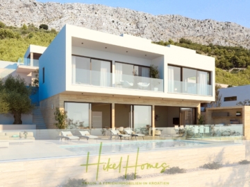 Moderne zweistöckige Villa mit großen Fenstern und einem Pool davor, umgeben von üppigem Grün und vor der Kulisse felsiger Hügel. Unten im Bild ist der Text „Hikel Homes“ zu sehen. - Erstbezug im April! Schlüsselfertige luxeriös eingerichtete Meerblick Villa / Pool, 3 SZ, …