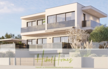 Modernes zweistöckiges weißes Haus mit großen Glasfenstern und Balkonen, umgeben von Grün. Das Bild enthält den Text „Hikel Homes“ und unten „Traum- & Ferienimmobilien in Kroatien“. - Luxus pur! Fast fertig! Schlüsselfertige möblierte Meerblick Villa / Pool, 3 SZ,…